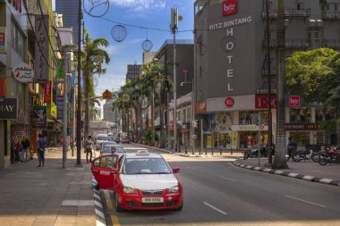 Kuala Lumpur, Malezya - 27 Aralık 2019. Eski binaların modern evlere bitişik olduğu sokaklar. Şehrin orta kesiminde trafik ve yayalar