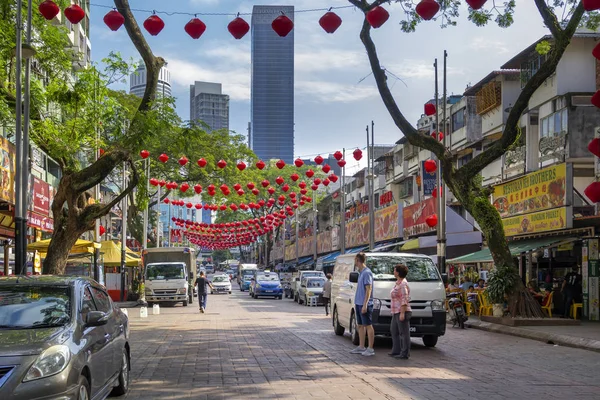 Kuala Lumpur, Malezya - 27 Aralık 2019. Jalan Alor caddesi çok sayıda kısa ömürlü kafe ve açık güneşli bir günde açık hava ve mavi gökyüzü ile sokak fast food satışlarıyla ünlüdür.