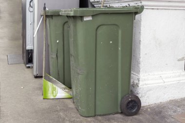 Faraş ile sokak çöp kutusu. Yakın plan.