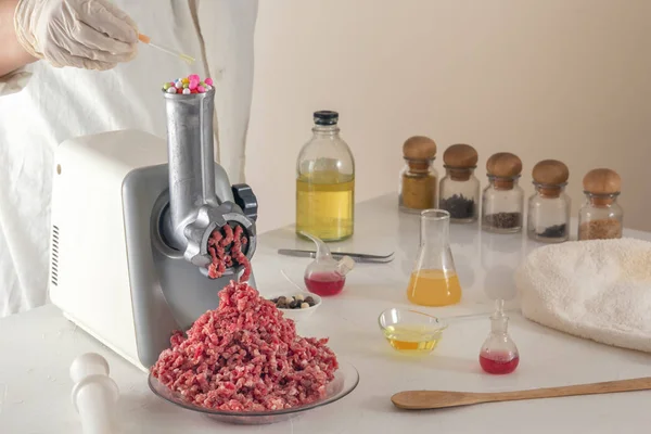 Laboratuvardaki kimyasal elementlerden yapay et üretimi. Boşluğu kopyala