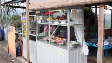 Berastagi, Endonezya - 30 Aralık 2019. Güneydoğu Asya 'nın kırsal kesimindeki otantik sokak kafesi. Kamera hareketi