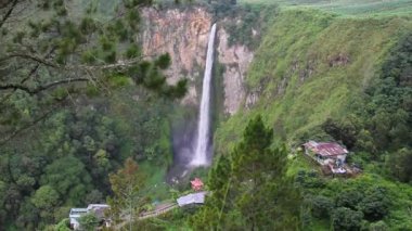 Yeraltı nehri, Endonezya 'nın Sumatra adasındaki Sisso Pisso şelalesi tarafından kesilir. Kamera hareketi