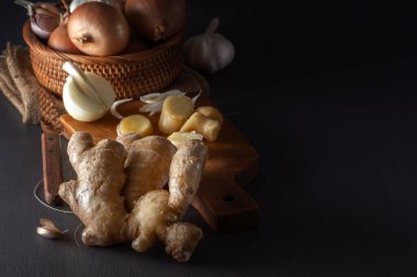 Zencefil, sarımsak, soğan. Karanlık masadaki virüslere karşı bağışıklığı arttıran bir sebze karışımı. Alçakgönüllülük. Boşluğu kopyala