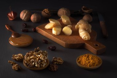 Zencefil, ceviz, zerdeçal, bal. Virüse karşı bağışıklığı arttırmak için bir karışım.