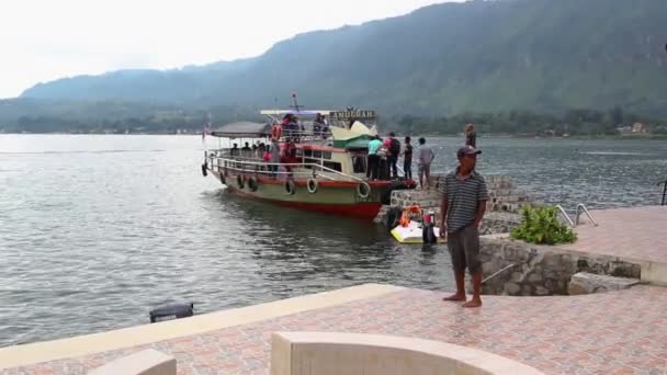 Parapat Indonesia Diciembre 2019 Embarque Pasajeros Pequeño Ferry Muelle Del — Vídeos de Stock