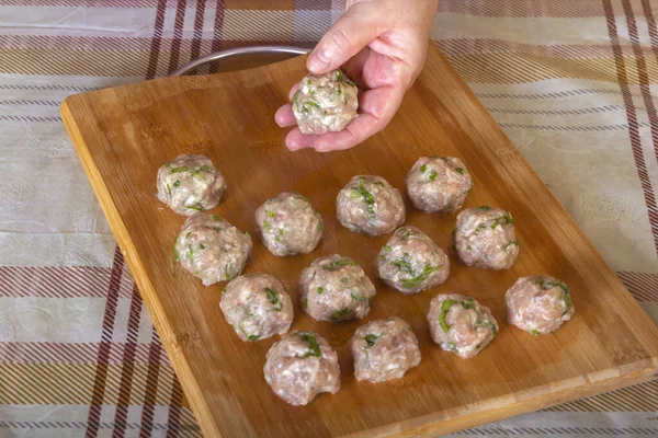 Mani Femminili Posano Polpette Fatte Casa Crude Carne Macinata Fresca — Foto Stock