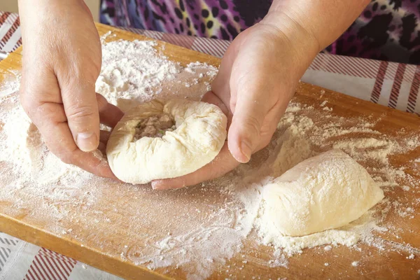 Female Hands Sculpt Homemade Pie Raw Yeast Dough Meat Filling — Stock Photo, Image