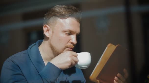 年轻的人，喝咖啡的肖像 — 图库视频影像