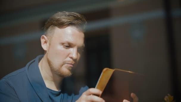 Portret van de jonge man die heeft koffie en werkt met de tablet — Stockvideo