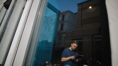 Yakışıklı adam rahat kafe ve başparmak aracılığıyla haber var