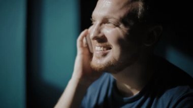 Telefonla konuşan yakışıklı adam portresi