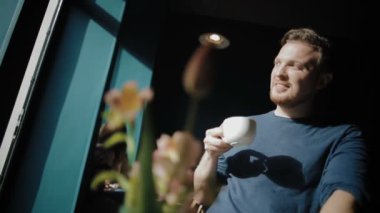 Adam bir dinlenme kafede ve güzel bir manzara sahiptir