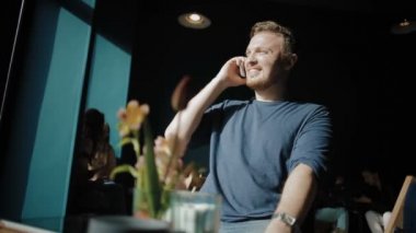 Telefonla konuşan yakışıklı adam portresi