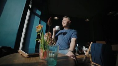 Yakışıklı adam kafede oturur ve bir dinlenme vardır