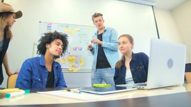 Jóvenes trabajan en el proyecto de construcción de un centro de entretenimiento — Vídeo de stock