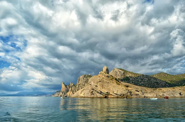 Mount Falcon Kırım'Yeni Dünya'nın mavi Bay.