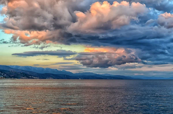 Sunset bulvarında Alushte.Krym denizde.