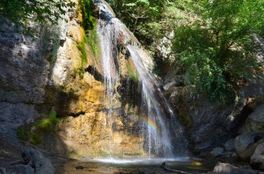 Bir şelale Jur-Jur Kırım'gökkuşağı