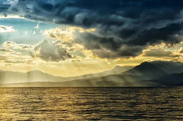 Denizde sonbahar günbatımı