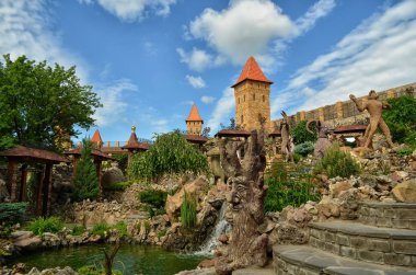 Park vadi içinde şehir Kamensk-Shakhtinsky Rostov bölgesi 2017 yılının yazında yamuk aynalarda Krallığı