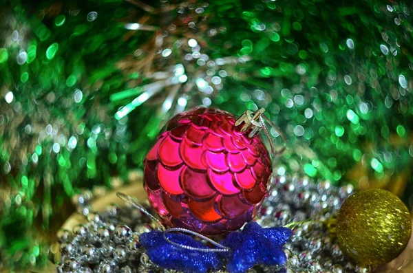 Noel süslemeleri şenlikli bir ağaç üzerinde