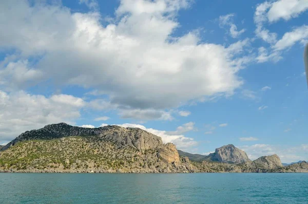 Kırım deniz ve dağlar yaz aylarında Sudak şehir yakın:.