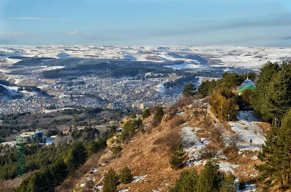 Kış Rusya'da Kislovodsk şehir banliyölerinde ve şehir panoraması dağlarda gezinin.