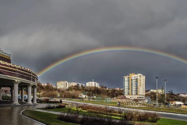 Tataristan yağmurdan sonra İlkbaharda şehirde kazan.
