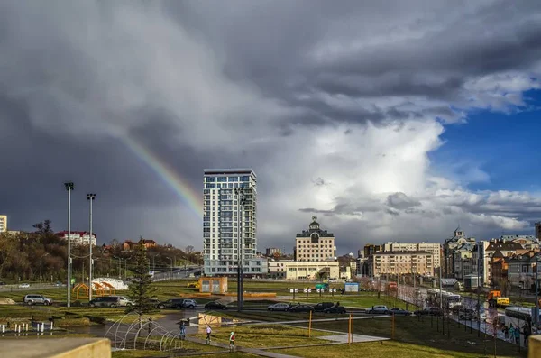Tataristan yağmurdan sonra İlkbaharda şehirde kazan.