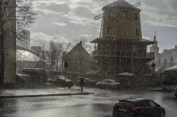 Bahar yağmur City Tataristan Cumhuriyeti'nde Kazan. Peterburgskaya Caddesi üzerinde 29 Nisan 2018.