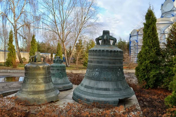 Kazan 'da baharda kutsal Dormition Zilant manastırında anıtlar olarak eski kırık çan.