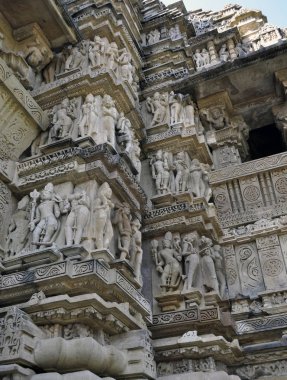 Hindistan, Madhya Pradesh eyaletindeki Khajuraho Tapınağı oymacılığı. 