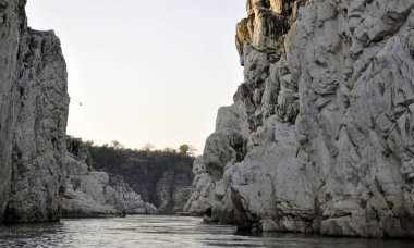 Bhedaghat 'ın Mermer Kayaları, Narmada nehri boyunca, Jabalpur, Madhya Pradesh, Hindistan' da nehir yumuşak mermeri oyarak yaklaşık 8 km uzunluğunda güzel bir vadi oluşturdu. Burası popüler bir Hint turizm merkezi.