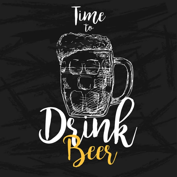 Esboço de um copo de cerveja em um fundo preto. Texto: Hora de beber cerveja. Ilustração vetorial de um estilo de esboço . —  Vetores de Stock
