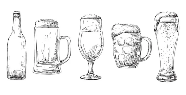 Botella de cerveza, diferentes vasos y jarras de cerveza. Ilustración vectorial de un estilo de boceto . — Archivo Imágenes Vectoriales