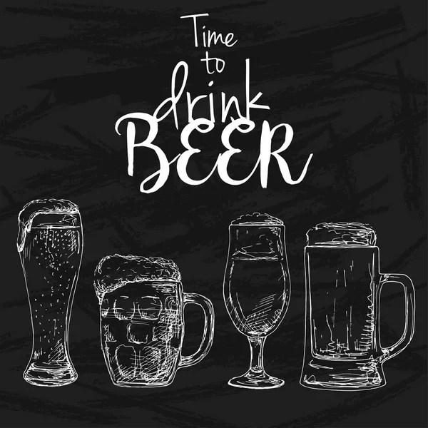 Bira ile arka plan. Tebeşir yazı tahtası üzerinde çizim. Başlık: zaman bira içmek için. Metninizi yerleştirin. Bir kroki stil vektör çizim. — Stok Vektör