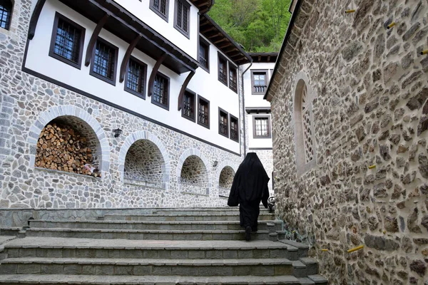Makedonská pravoslavný kněz na schodech v Saint Jovan Bigorski klášter, Makedonie. — Stock fotografie