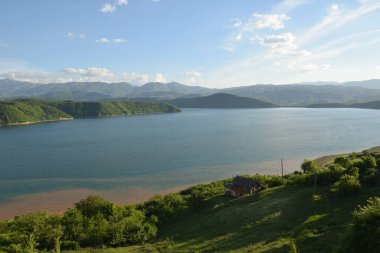 Debarsko göl Makedonya Dağları arka plan ile Debre, Makedonya.