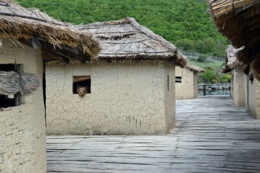 Bir köyde, Bay Bones Ohri Gölü üzerinde oyuncak ayı. Makedonya.