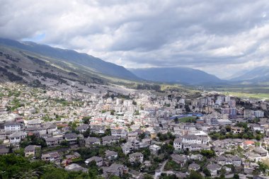 Gjirokaster şehir panoraması. UNESCO dünya mirası. Arnavutluk.