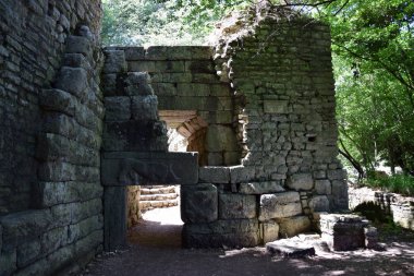 Buthrotum, antik kentin güney Arnavutluk'taki kapısı kalıntıları. Butrint - Unesco Dünya Mirası.