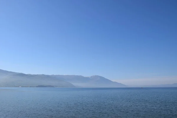 Ohrid lake view with mountain background, Macedonia. — Stock Photo, Image