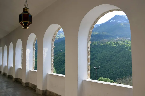 Mountain view ze Saint Jovan Bigorski kláštera. Makedonská pravoslavná klášter, Makedonie. — Stock fotografie