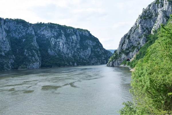 Järngrindar på Dunabe river. Djerdap nationalparken. Serbien - Rumänien gränsen. — Stockfoto