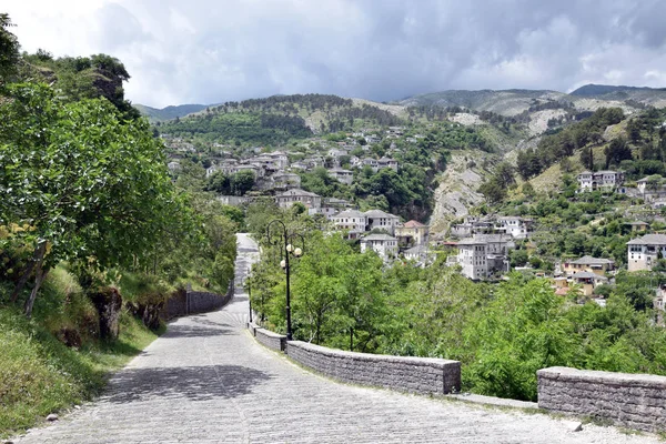 Stone street i Gjirokaster city. UNESCO: S världsarvslista. Albanien. — Stockfoto