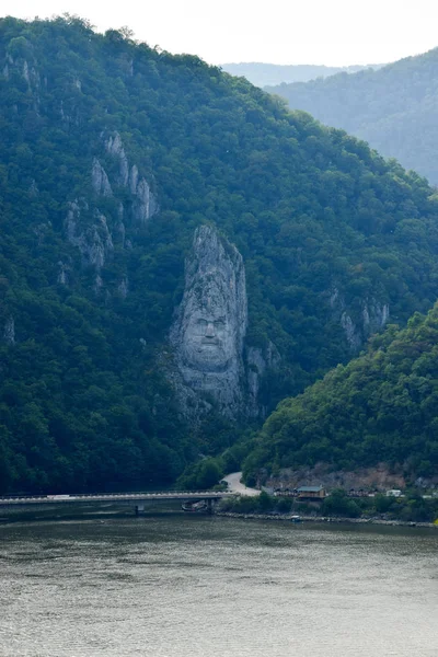 Decebalus 国王的摇滚雕塑。Dunabe 河上的铁门。Djerdap 国家公园。塞尔维亚-罗马尼亚边界. — 图库照片
