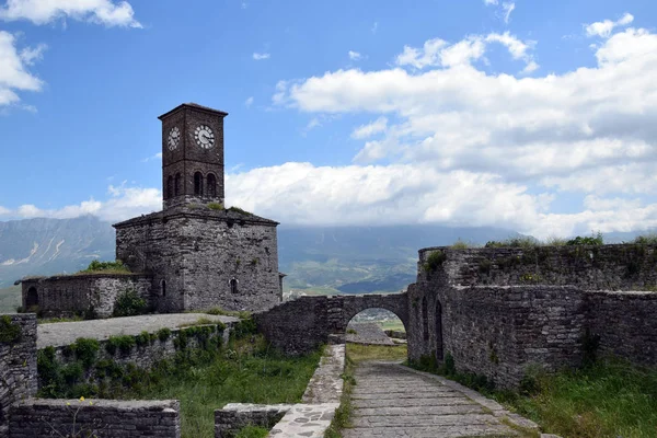 Torre do Castelo na cidade de Gjirokaster. Património Mundial da UNESCO. Albânia . — Fotografia de Stock