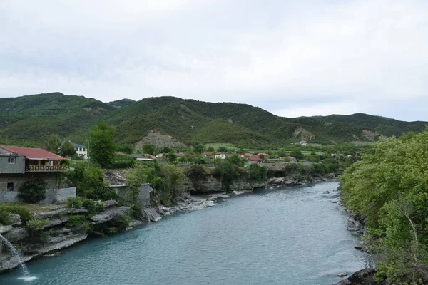 Floden Vjosa i byn Petran. Kommunen permet, Albanien — Stockfoto