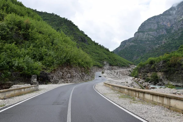 Estrada albanesa SH20. Garganta do rio Cem nas montanhas albanesas do norte. Albânia . — Fotografia de Stock