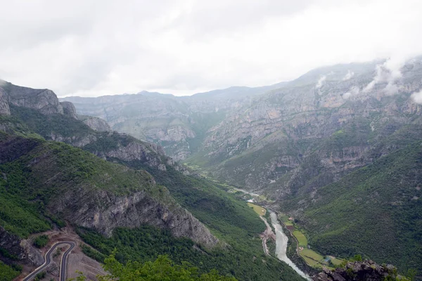 Szurdok Cem folyó északi albán hegyekre. Nézd a közúti Sh20. Albánia. — Stock Fotó